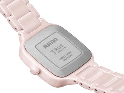 Rado True Square Diamonds Quarz Keramik 29mm weißes Perlmutt-Zifferblatt mit Brillanten Keramikband – Damenuhren Uhr ohne Datum aus Keramik und Titan. Das Gehäuse ist quadratisch und rosa. Das Keramikarmband ist rosa. Das Zifferblatt ist ein Index in weiß. – Ansicht 4