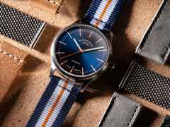 Mühle Glashütte Panova Blau Automatik Edelstahl 40mm blau-weißes Textilband – Herrenuhren Uhr ohne Datum aus Edelstahl und Leder. Das Gehäuse ist rund und silber. Das Textilarmband ist blau. Das Zifferblatt ist ein Index in blau. – Ansicht 4