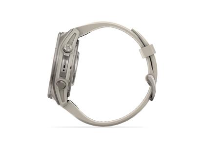 Garmin Fenix 9 faserverstärktes Polymer 43mm digitales Display graues Silikonband – Herrenuhren Uhr Multifunktion aus Kautschuk, Kunststoff und Titan. Das Gehäuse ist rund und grau. Das Kautschuk / Kunststoff / Silikon Armband ist grau. Das Zifferblatt ist digital und schwarz. – Ansicht 3