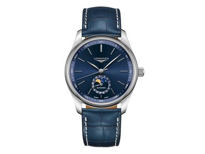 Longines Master Collection Automatik 40 mm Edelstahl blau Index Lederband – Herrenuhren Uhr mit Datum aus Edelstahl und Leder. Das Gehäuse ist rund und silber. Das Lederarmband Kroko / Alligator ist blau. Das Zifferblatt ist ein Index in blau.
