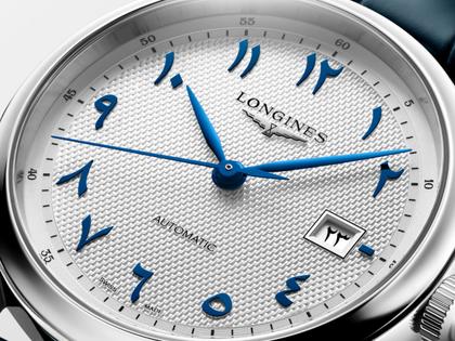 Longines Master Collection Arabic Dial Automatik Edelstahl 41mm silbernes Zifferblatt blaues Lederband – Herrenuhren Uhr mit Datum aus Edelstahl und Leder. Das Gehäuse ist rund und silber. Das Lederarmband Kroko / Alligator ist blau. Das Zifferblatt ist arabisch und silber. – Ansicht 2