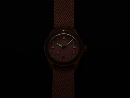Oris Divers Sixty-Five Cotton Candy Automatik Bronze 38mm pinkes Zifferblatt rosa Textilband – Damenuhren Uhr mit Datum aus Bronze und Leder. Das Gehäuse ist rund und roségold. Das Textilarmband ist rosa. Das Zifferblatt ist ein Index in rosa. – Ansicht 6