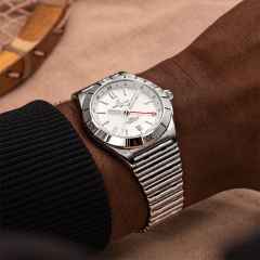 Breitling Chronomat Automatic GMT 40 Edelstahl weißes Zifferblatt Metallband – Herrenuhren Uhr mit Datum aus Edelstahl. Das Gehäuse ist rund und silber. Das Edelstahlarmband ist silber. Das Zifferblatt ist ein Index in weiß. – Ansicht 4