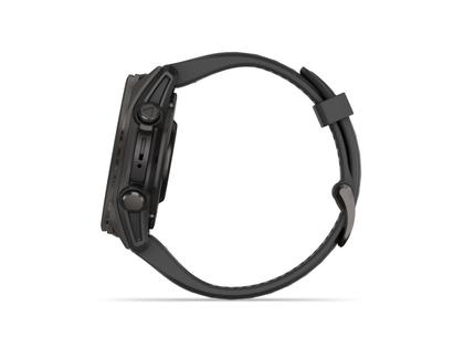 Garmin fenix 8 43mm AMOLED faserverstärktes Polymer Edelstahl titangrau beschichtet schwarzes Kautschukband – Damenuhren Uhr Multifunktion aus DLC beschichtet, Edelstahl und Kautschuk. Das Gehäuse ist rund und schwarz. Das Kautschuk / Kunststoff / Silikon Armband ist schwarz. Das Zifferblatt ist digital und schwarz. – Ansicht 3