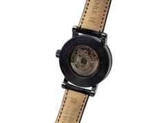 Mühle Glashütte Teutonia II Kleine Sekunde Midnight Limited Edition Automatik Edelstahl 41mm silbernes Zifferblatt schwarzes Lederband – Herrenuhren Uhr mit Datum aus Edelstahl und Leder. Das Gehäuse ist rund und schwarz. Das Lederarmband ist schwarz. Das Zifferblatt ist ein Index in silber. – Ansicht 2