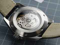 Hamilton Khaki Field Murph Automatik Edelstahl 38mm schwarzes Zifferblatt schwarzes Lederband – Herrenuhren Uhr ohne Datum aus Edelstahl und Leder. Das Gehäuse ist rund und silber. Das Lederarmband ist schwarz. Das Zifferblatt ist arabisch und schwarz. – Ansicht 6