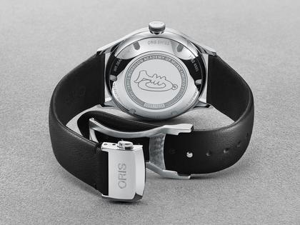 Oris Artelier James Morrison Acadamy of Music Limited Edition – Herrenuhren Uhr ohne Datum aus Edelstahl. Das Gehäuse ist rund und silber. Das Lederarmband ist schwarz. Das Zifferblatt ist ein Index in blau. – Ansicht 3