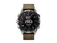 Garmin MARQ Adventurer Gen 2 digital Titan 46mm braunes Lederband – Herrenuhren Uhr Multifunktion aus Kautschuk, Leder und Titan. Das Gehäuse ist rund und grau. Das Kautschuk / Kunststoff / Silikon Armband ist braun. Der Zifferblatt ist digital.