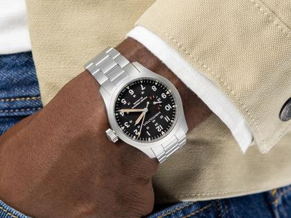 Hamilton Khaki Field Mechanical Power Reserve Handaufzug Edelstahl 40mm schwarzes Zifferblatt Metallband – Herrenuhren Uhr ohne Datum aus Edelstahl. Das Gehäuse ist rund und silber. Das Edelstahlarmband ist silber. Das Zifferblatt ist arabisch und schwarz. – Ansicht 6