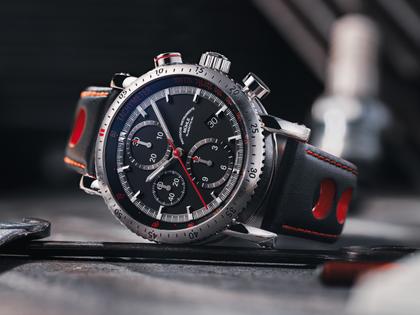 Mühle Glashütte Teutonia Sport I Chronograph Automatik Edelstahl 42mm schwarzes Zifferblatt schwarzes Lederband – Herrenuhren Chronograph aus Edelstahl, Kautschuk und Leder. Das Gehäuse ist rund und silber. Das Lederarmband ist schwarz. Das Zifferblatt ist ein Index in schwarz. – Ansicht 3