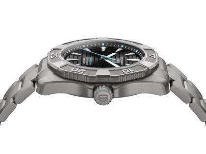 TAG Heuer Aquaracer Professional 200 Solargraph Quarz Titan 40mm schwarzes Zifferblatt Metallband – Herrenuhren Uhr mit Datum aus Titan. Das Gehäuse ist rund und grau. Das Titanarmband ist grau. Das Zifferblatt ist ein Index in schwarz. – Ansicht 4