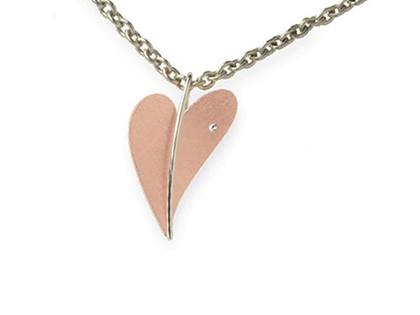 Ernstes Design Set 08 Edelstahl rotvergoldet Herzanhänger Größe 2 mittel Brillant – Anhänger Anhänger mit Besatz aus Edelstahl und und vergoldet.