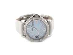 Juwelier Roller Ulysse Nardin Dual Time Lady Automatik Edelstahl Diamant-Lünette Perlmutt-Zifferblatt hellblau Lederband 223-28/693 Full Set Occasion Refurbished – Damenuhren Uhr mit Datum aus Edelstahl und Leder. Das Gehäuse ist rund und silber. Das Lederarmband Kroko / Alligator ist weiß. Das Zifferblatt ist arabisch Index und blau.