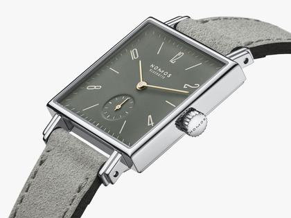 Nomos Glashütte Tetra Sinfonie Ode an die Freude Handaufzug 29mm graues Zifferblatt graues Lederband – Damenuhren Uhr ohne Datum aus Edelstahl. Das Gehäuse ist quadratisch und silber. Das Lederarmband ist grau. Das Zifferblatt ist arabisch Index und grün. – Ansicht 3