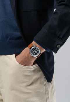 Hamilton Khaki Aviation Pilot Pioneer Mechanical Chrono Handaufzug Edelstahl 40mm blaues Zifferblatt braunes Lederband – Herrenuhren Chronograph aus Edelstahl und Leder. Das Gehäuse ist rund und silber. Das Lederarmband ist braun. Das Zifferblatt ist arabisch Index und blau. – Ansicht 4