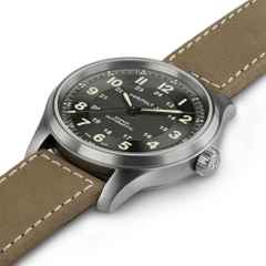 Hamilton Khaki Field Titanium Auto Titan 42mm graues Zifferblatt braunes Lederband – Herrenuhren Uhr ohne Datum aus Titan. Das Gehäuse ist rund und silber. Das Lederarmband ist braun. Das Zifferblatt ist arabisch Index und schwarz. – Ansicht 4
