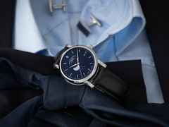 Mühle Glashütte Teutonia IV BlueMoon Automatik Edelstahl 39mm nachtblaues Zifferblatt schwarzes Lederband – Herrenuhren Uhr mit Datum aus Edelstahl und Leder. Das Gehäuse ist rund und silber. Das Lederarmband ist schwarz. Das Zifferblatt ist ein Index in blau. – Ansicht 3