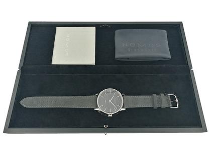 Nomos Glashütte Zürich Automatik Edelstahl 40mm graues Zifferblatt Lederband Ref. 803 Full Set mit Garantie Occasion – Herrenuhren Uhr ohne Datum aus Edelstahl. Das Gehäuse ist rund und silber. Das Lederarmband ist anthrazit. Das Zifferblatt ist ein Index in anthrazit. – Ansicht 5