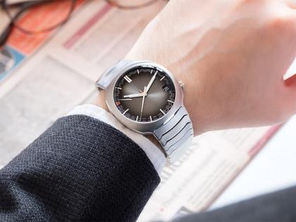 H. Moser & Cie. Streamliner Perpetual Calendar Anthrazit Fumé Handaufzug Edelstahlband 42mm graues Zifferblatt Metallband – Herrenuhren Uhr mit Datum aus Edelstahl. Das Gehäuse ist rund und silber. Das Edelstahlarmband ist silber. Das Zifferblatt ist ein Index in grau. – Ansicht 5
