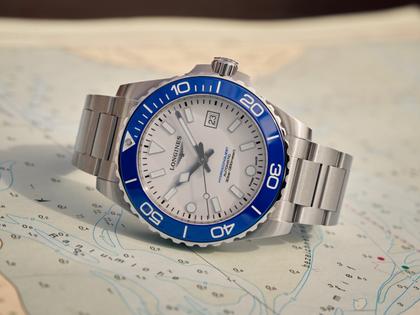 Longines HydroConquest Sylt Edition 2026 Automatik Edelstahl 42mm weißes Zifferblatt Metallband – Herrenuhren Uhr mit Datum aus Edelstahl und Keramik. Das Gehäuse ist rund und silber. Das Edelstahlarmband ist silber. Das Zifferblatt ist ein Index in weiß. – Ansicht 11