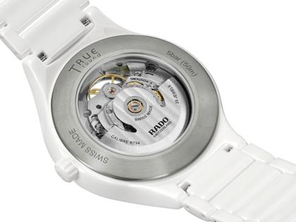 Rado True Round Automatic Open Heart Keramik 40mm weißes Zifferblatt weißes Keramikband – Herrenuhren Uhr ohne Datum aus Keramik und Titan. Das Gehäuse ist rund und weiß. Das Keramikarmband ist weiß. Das Zifferblatt ist ein Index in weiß. – Ansicht 4