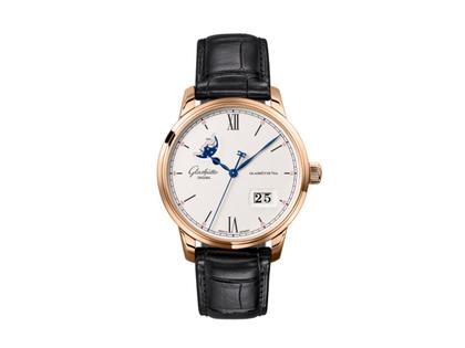 Glashütte Original Senator Excellence Panoramadatum Mondphase Automatik Rotgold 40mm silberfarbenes Zifferblatt schwarzes Lederband – Herrenuhren Uhr mit Datum aus 750 Rotgold. Das Gehäuse ist rund und roségold. Das Lederarmband Kroko / Alligator ist schwarz. Das Zifferblatt ist römisch Index und silber.