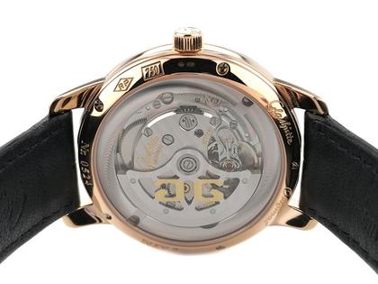Glashütte Original Senator Automatik Rotgold 40mm silbernes Zifferblatt Lederband 1-39-59-01-05-04 Full Set mit Garantie Occasion – Herrenuhren Uhr ohne Datum aus 750 Rotgold. Das Gehäuse ist rund und rotgold. Das Lederarmband Kroko / Alligator ist schwarz. Das Zifferblatt ist römisch und silber. – Ansicht 2