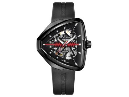 Hamilton Ventura Elvis80 Skeleton Auto Edelstahl PVD-Schwarz 42x45mm skelettiertes Zifferblatt schwarzes Kautschukband – Herrenuhren Uhr ohne Datum aus Edelstahl und PVD beschichtet. Das Gehäuse ist sonstige Form und schwarz. Das Kautschuk / Kunststoff / Silikon Armband ist schwarz. Das Zifferblatt ist skelettiert und schwarz.