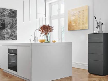Qlocktwo Earth 90 Creator's Edition Silver & Gold mit weiß lackiertem Holz – Großuhren Wanduhr aus Edelstahl. Das Gehäuse ist quadratisch. Das Zifferblatt ist digital und gelbgold. – Ansicht 2