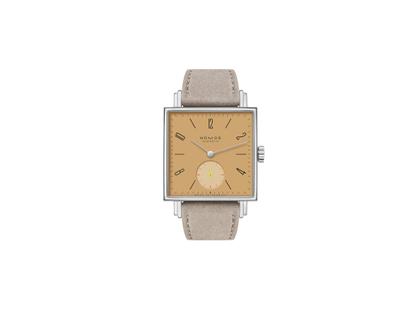 Nomos Glashütte Tetra Origins Ochra Handaufzug Edelstahl 29,5mm gelbes Zifferblatt graues Lederband Stahlboden – Damenuhren Uhr ohne Datum aus Edelstahl und Leder. Das Gehäuse ist quadratisch und silber. Das Lederarmband ist grau. Das Zifferblatt ist arabisch Index und gelb.