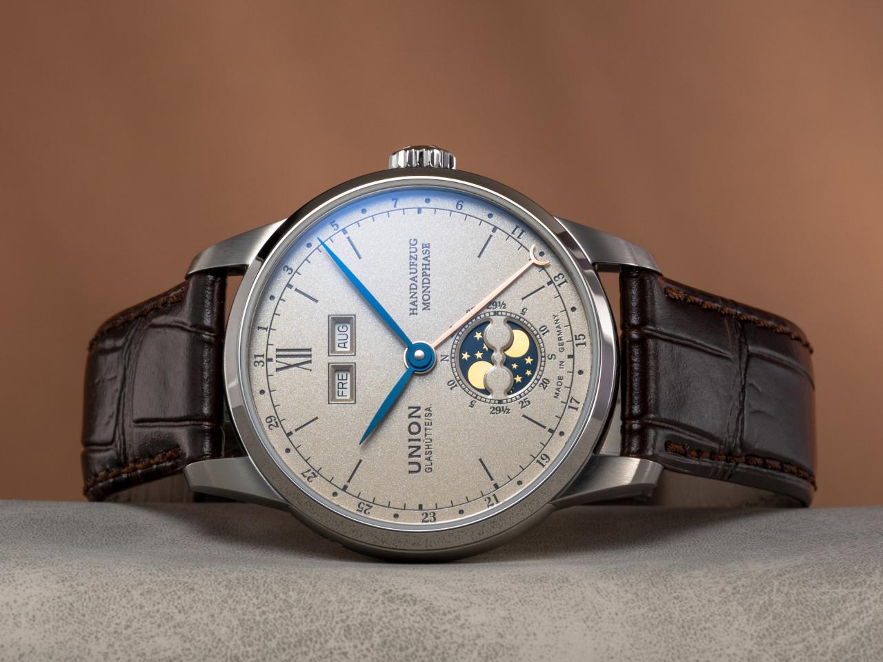 Union Glashütte 1893 Johannes Dürrstein Edition Doppelmondphase Handaufzug Edelstahl 41mm beiges Zifferblatt braunes Lederband – Herrenuhren Uhr mit Datum aus Edelstahl und Leder. Das Gehäuse ist rund und silber. Das Lederarmband ist braun. Das Zifferblatt ist römisch Index und beige. – Ansicht 10