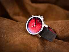 Mühle Glashütte 29er Casual Edition 135 Jahre Juwelier Roller Automatik Edelstahl 42,4mm rotes Zifferblatt graues Lederband – Herrenuhren Uhr mit Datum aus Edelstahl und Leder. Das Gehäuse ist rund und silber. Das Lederarmband ist grau. Das Zifferblatt ist ein Index in rot. – Ansicht 5