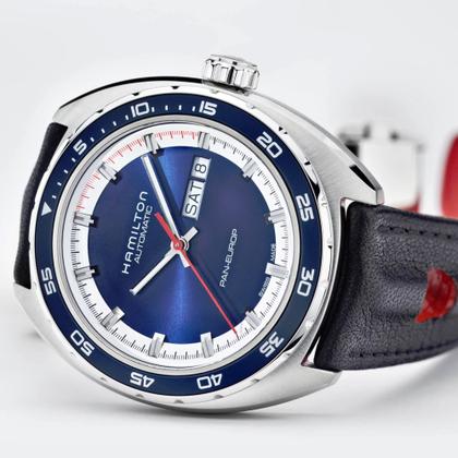 Hamilton American Classic Pan Europe Automatik Edelstahl 42 mm blau Lederband schwarz – Herrenuhren Uhr mit Datum aus Edelstahl und Leder. Das Gehäuse ist rund und silber. Das Lederarmband ist schwarz. Das Zifferblatt ist ein Index in blau. – Ansicht 4
