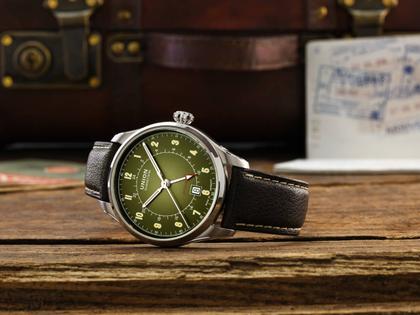 Union Glashütte Belisar GMT Automatik Edelstahl 41mm grünes Zifferblatt braunes Lederband – Herrenuhren Uhr mit Datum aus Edelstahl und Leder. Das Gehäuse ist rund und silber. Das Lederarmband ist braun. Das Zifferblatt ist ein Index in grün. – Ansicht 2
