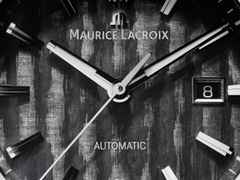 Maurice Lacroix AIKON-IC Automatik Edelstahl 43mm Carbon-Zifferblatt schwarzes Kautschukband – Herrenuhren Uhr mit Datum aus Carbon, Edelstahl, Kautschuk, Keramik und Leder. Das Gehäuse ist rund und silber. Das Kautschuk / Kunststoff / Silikon Armband ist schwarz. Das Zifferblatt ist ein Index in schwarz. – Ansicht 4