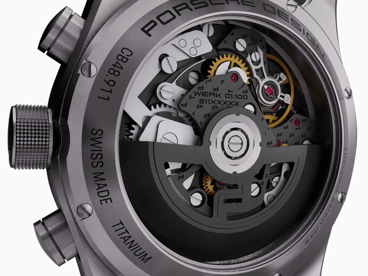Porsche Design Custom Built Timepieces Watchmakers Choice "LuganoBlau" Chronograph Automatik Titan 42mm schwarzes Zifferblatt graues Lederband – Herrenuhren Chronograph aus Edelstahl, Leder und Titan. Das Gehäuse ist rund und grau. Das Lederarmband ist grau. Das Zifferblatt ist ein Index in schwarz. – Ansicht 4