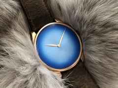 H. Moser & Cie. Venturer Concept Arctic Blue Fumé Handaufzug Rotgold 39mm blaues Zifferblatt braunes Lederband – Herrenuhren Uhr ohne Datum aus 750 Rotgold. Das Gehäuse ist rund und roségold. Das Lederarmband ist braun. Das Zifferblatt ist ohne Zeichen und blau. – Ansicht 2