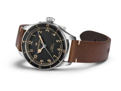 Hamilton Khaki Aviation Pilot Pioneer Automatik Edelstahl 38mm schwarzes Zifferblatt braunes Lederband – Herrenuhren Uhr ohne Datum aus Edelstahl und Leder. Das Gehäuse ist rund und silber. Das Lederarmband ist braun. Das Zifferblatt ist arabisch und schwarz. – Ansicht 2