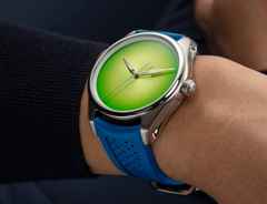 H. Moser & Cie. Pioneer Centre Seconds Concept Citrus Green Automatik Edelstahl 42,8mm grünes Zifferblatt blaues Kautschukband – Herrenuhren Uhr ohne Datum aus Edelstahl. Das Gehäuse ist rund und silber. Das Kautschuk / Kunststoff / Silikon Armband ist blau. Das Zifferblatt ist ohne Zeichen und grün. – Ansicht 2