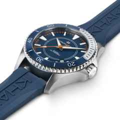 Hamilton Khaki Navy x Syroco Special Edition Automatik Edelstahl 40mm blaues Zifferblatt blaues Kautschukband – Herrenuhren Uhr mit Datum aus Edelstahl und Kautschuk. Das Gehäuse ist rund und silber. Das Kautschuk / Kunststoff / Silikon Armband ist blau. Das Zifferblatt ist ein Index in blau. – Ansicht 3
