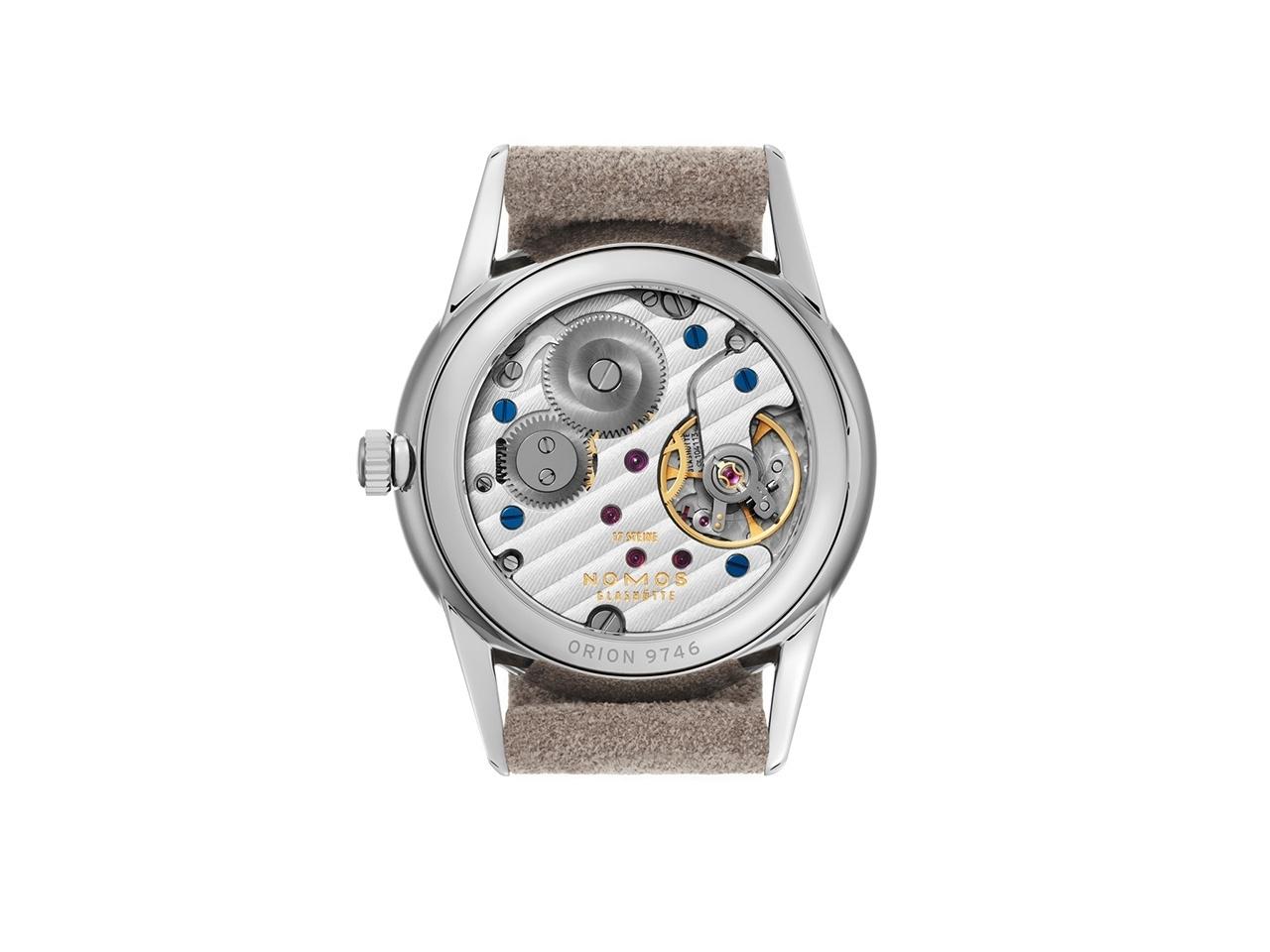 Nomos Glashütte Orion 33 Nachtblau Handaufzug Edelstahl 33mm blaues Zifferblatt braunes Lederband Glasboden – Damenuhren Uhr ohne Datum aus Edelstahl und Leder. Das Gehäuse ist rund und silber. Das Lederarmband ist beige. Das Zifferblatt ist ein Index in blau. – Ansicht 2