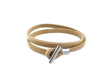 Henrich & Denzel Loop Lederarmband 2-fach mit Edelstahlverschluss Beige – Armschmuck Armband in beige und aus Edelstahl und Leder.