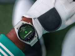 Garmin Approach S72 Titan Grau-DLC 47mm digitales Display graues Textilband – Herrenuhren Uhr Multifunktion aus Keramik und Kunststoff. Das Gehäuse ist rund und grau. Das Textilarmband ist grau. Das Zifferblatt ist digital und schwarz. – Ansicht 9