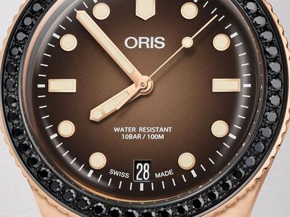Oris Divers Sixty-Five 36 Bronze Herzog Loibner Limited Edition – Herrenuhren Uhr mit Datum aus Edelstahl. Das Gehäuse ist rund und silber. Das Lederarmband ist schwarz. Das Zifferblatt ist ein Index in braun. – Ansicht 4