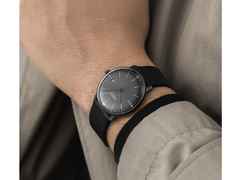 Junghans Max Bill Automatic Bauhaus Edelstahl 38mm schwarzes Zifferblatt schwarzes Lederband – Herrenuhren Uhr mit Datum aus Edelstahl und PVD beschichtet. Das Gehäuse ist rund und schwarz. Das Lederarmband ist schwarz. Das Zifferblatt ist ein Index in schwarz. – Ansicht 3