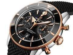 Breitling Superocean Heritage B01 Chronograph Automatik Edelstahl 42mm schwarzes Zifferblatt   schwarzes Kautschukband – Herrenuhren Chronograph aus 750 Rotgold, Edelstahl, Kautschuk und Keramik. Das Gehäuse ist rund und silber. Das Kautschuk / Kunststoff / Silikon Armband ist schwarz. Das Zifferblatt ist ein Index in schwarz. – Ansicht 2