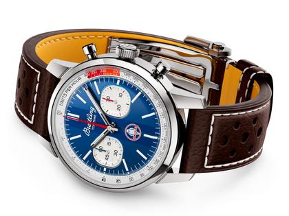 Breitling Top Time B01 Shelby Cobra Automatik Edelstahl 41mm blaues Zifferblatt braunes Lederband – Herrenuhren Chronograph aus Edelstahl. Das Gehäuse ist rund und silber. Das Lederarmband ist braun. Das Zifferblatt ist ein Index in blau. – Ansicht 2