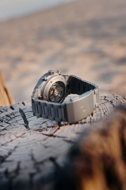 Porsche Design Chronograph 1 - All Titanium Numbered Edition – Herrenuhren Chronograph aus Edelstahl und PVD beschichtet. Das Gehäuse ist rund und silber. Das Titanarmband ist silber. Das Zifferblatt ist ein Index in schwarz. – Ansicht 6