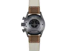 Junghans Meister Pilot Chronoscope Edelstahl DLC-Schwarz 43mm braunes Zifferblatt braunes Lederband – Herrenuhren Chronograph aus Edelstahl. Das Gehäuse ist rund und anthrazit. Das Lederarmband ist braun. Das Zifferblatt ist arabisch und grau. – Ansicht 3