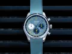 Union Glashütte Belisar Chronograph Speedster 2025 Limited Edition Automatik Edelstahl 44mm blaues Zifferblatt blaues Kautschukband – Herrenuhren Chronograph aus Edelstahl und Kautschuk. Das Gehäuse ist rund und silber. Das Kautschuk / Kunststoff / Silikon Armband ist blau. Das Zifferblatt ist arabisch und blau. – Ansicht 5